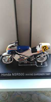 Model motocykla Honda NSR500 Wayne Gardner 1987 i duza gra planszowa