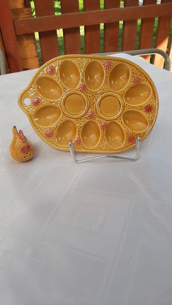 Ceramiczny półmisek,talerz na jajka z kurką w miodowym kolorze.