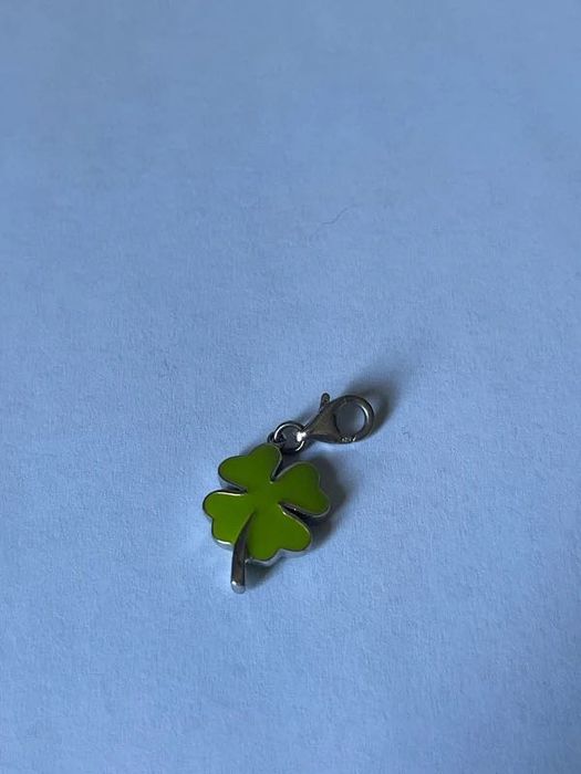 Charm czterolistna koniczyna zielona srebrna APART