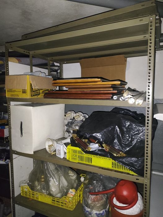 4 estantes metálicas