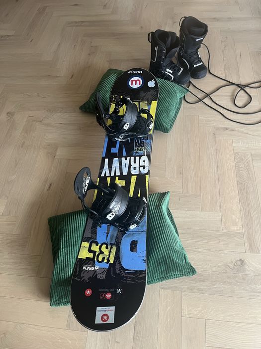 Snowboard 135 w zestawie z butami i wiazaniami