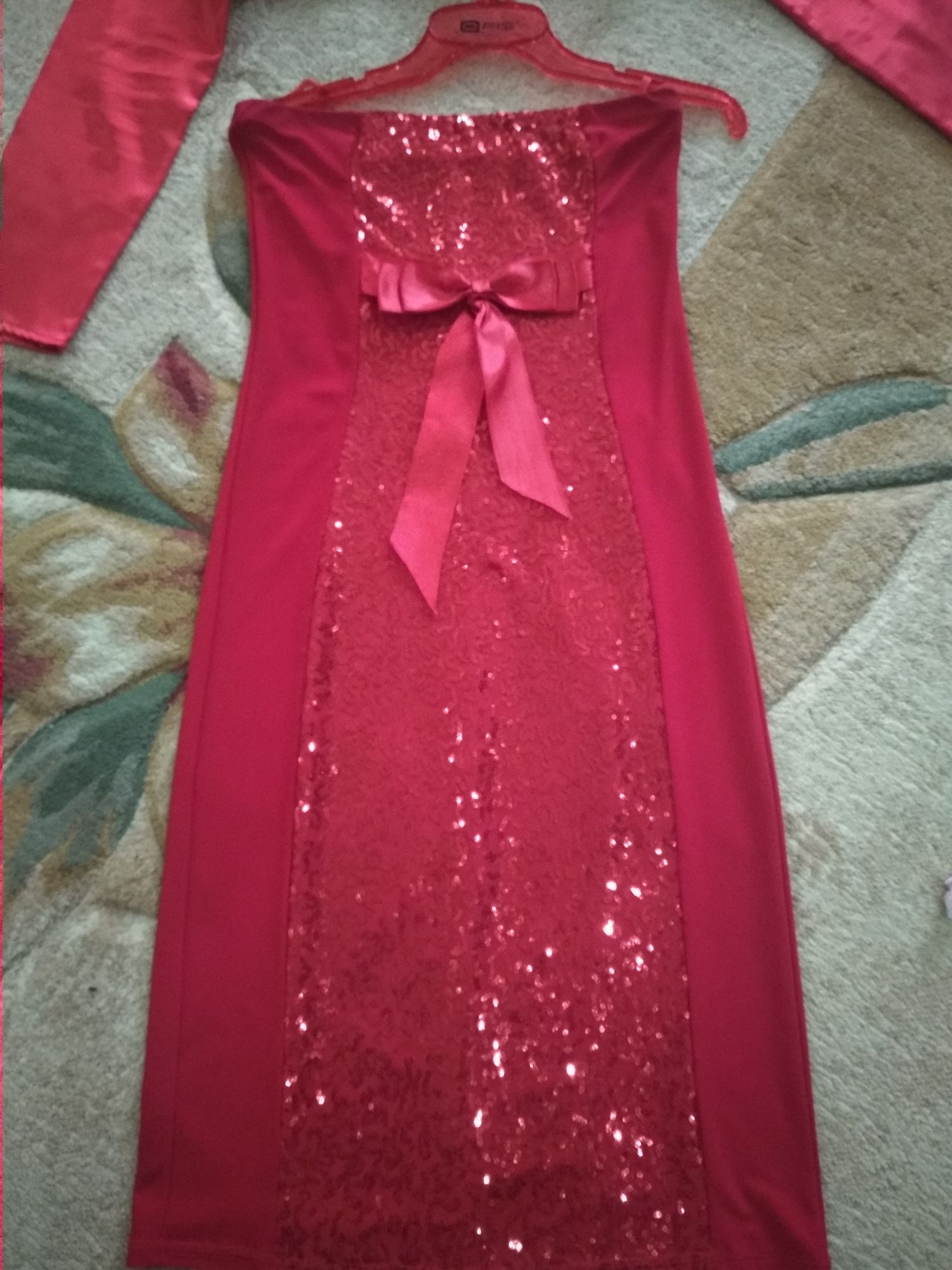 Шикарне червоне плаття з паєтками