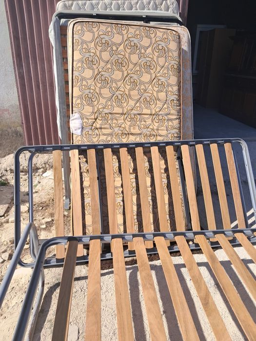 Cama dupla de solteiro com colchões