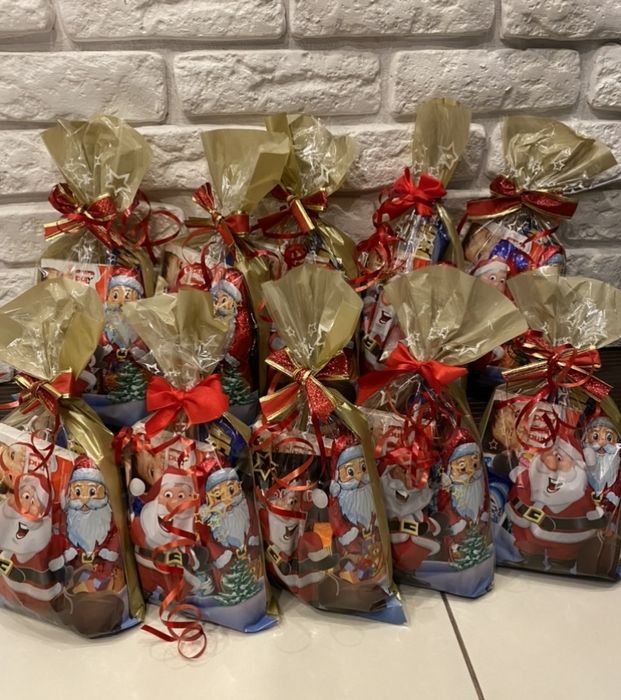 Paczki świąteczne na mikołaja dla dzieci ze słodyczami