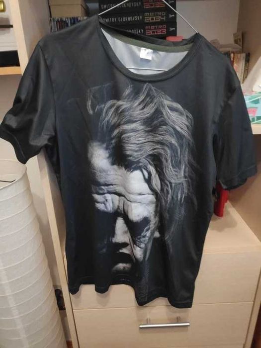 Koszuka z podobizną jokera. Rozm. M.