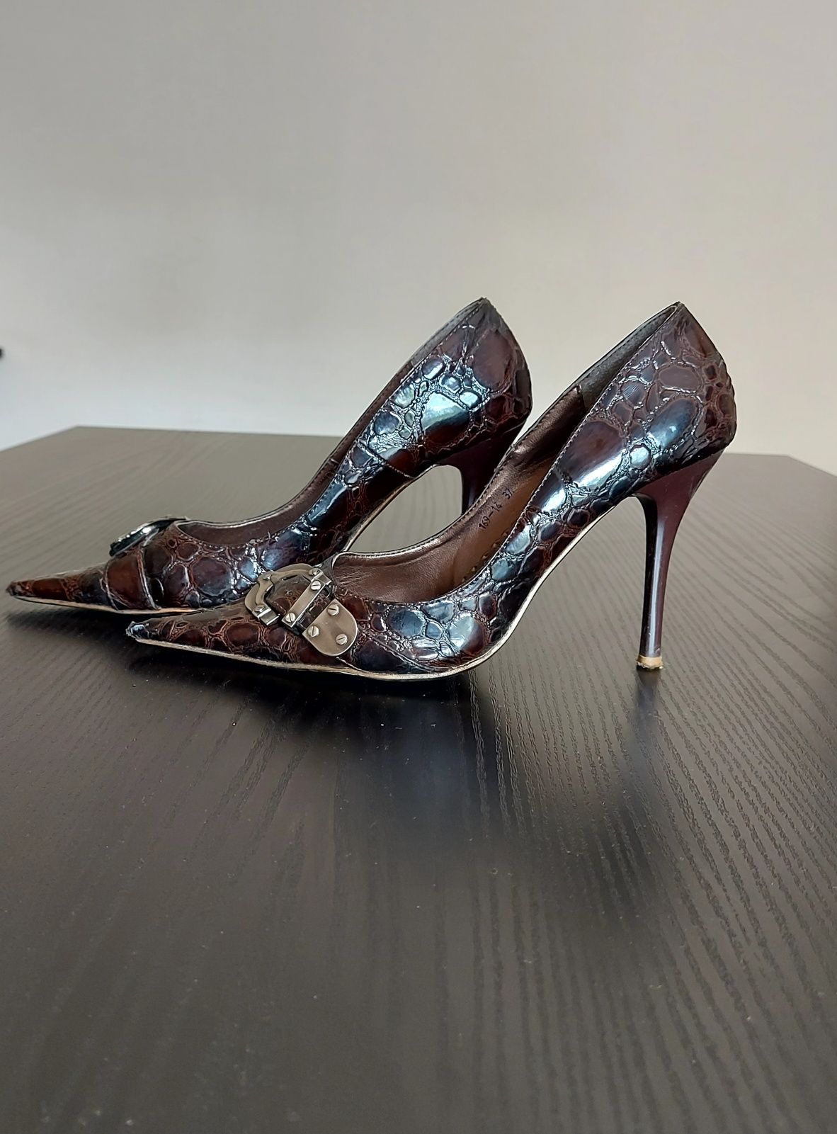 Sapatos de salto alto.