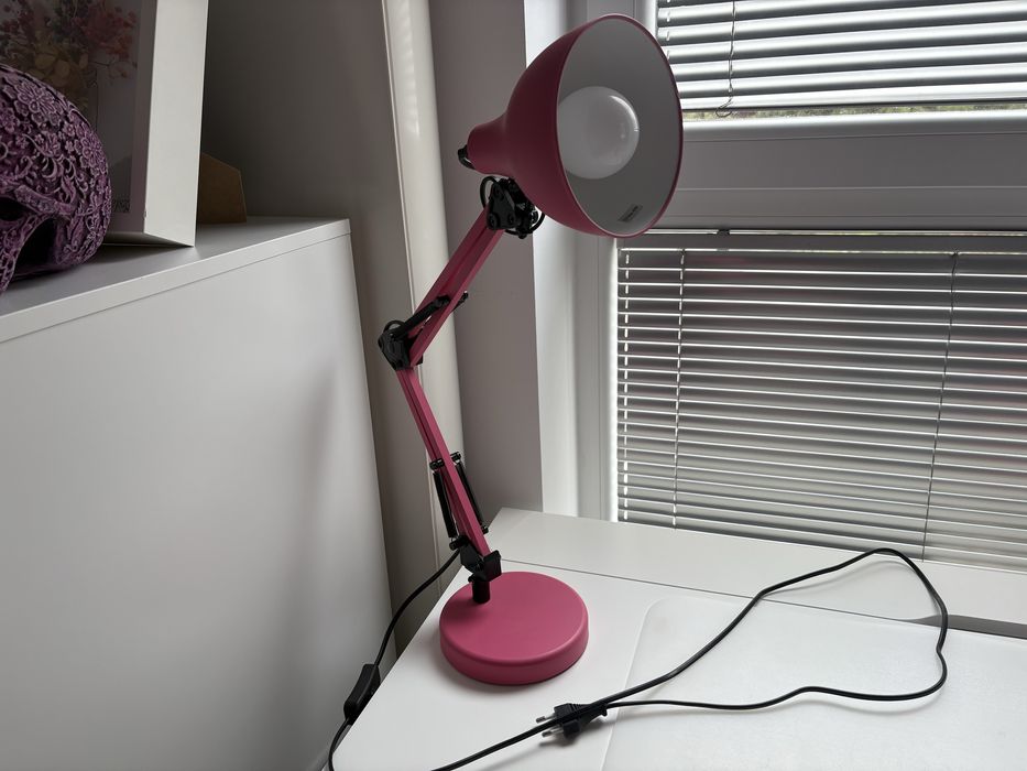 Rozowa lampka biurkowa