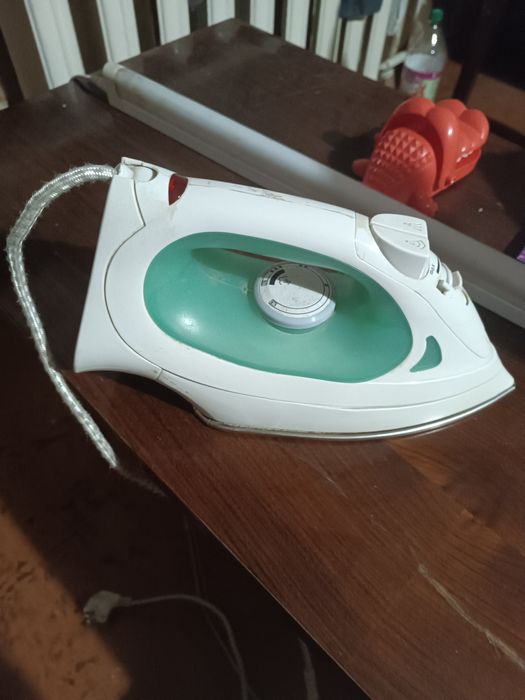 Продам Б/У утюг в отличном состояние