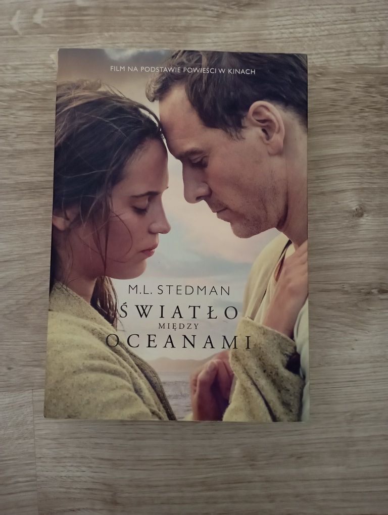 Światło między oceanami książka powieść obyczajowa