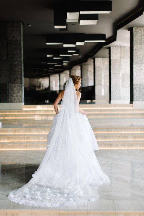 Біла весільна сукня