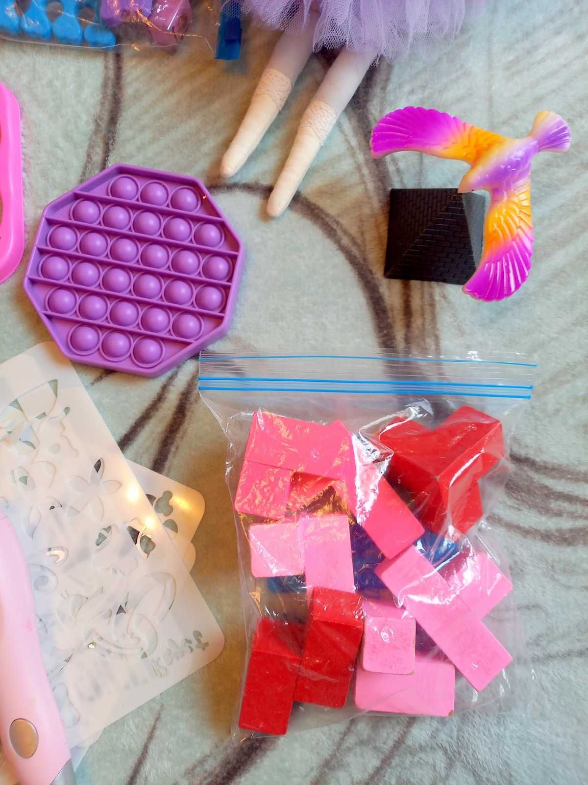 Zestaw zabawek: lalka Hand Made, manicure, mazaki do dmuchania, pop it