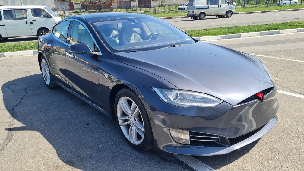 Tesla Model S 2015