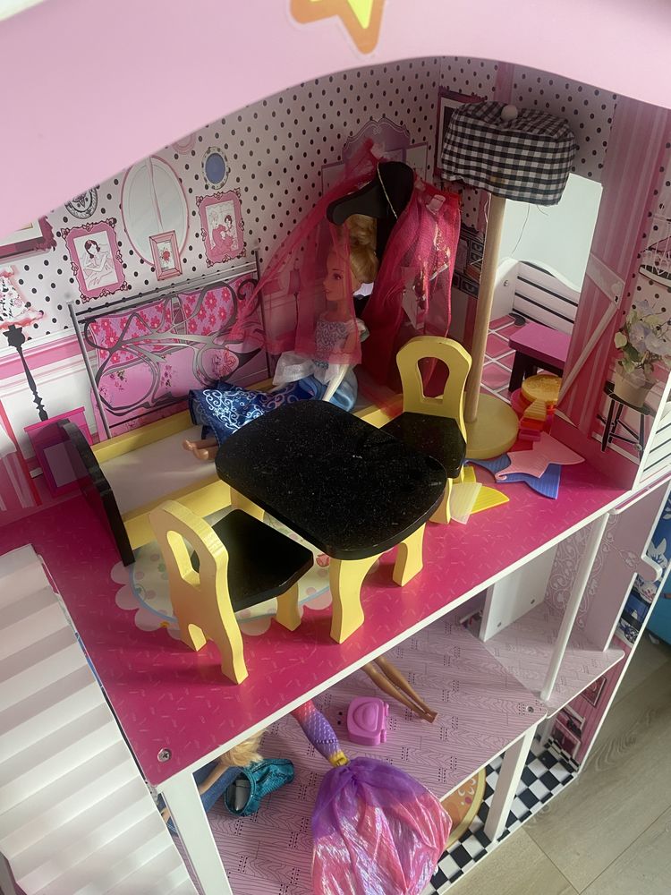 Domek KidKraft dla lalek plus lalki siedzisko zestaw