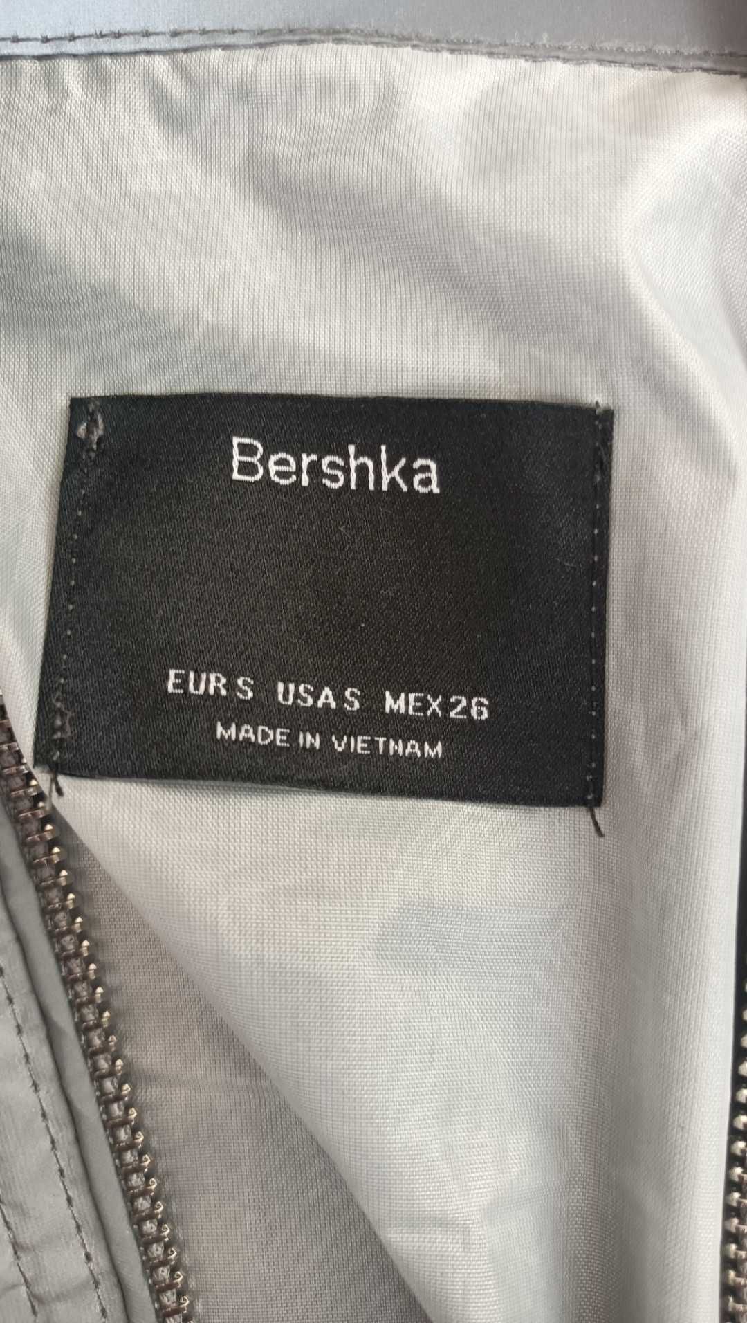 Вітровка Bershka жіноча, розмір s