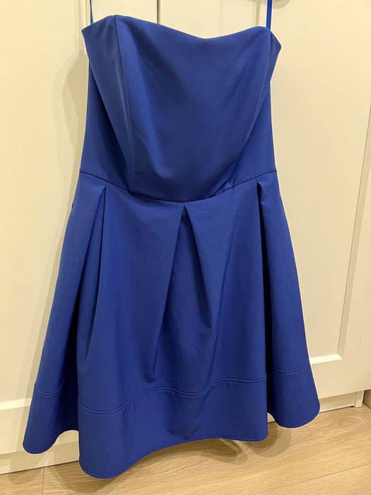 Elegancka niebieska sukienka, rozkloszowany fason