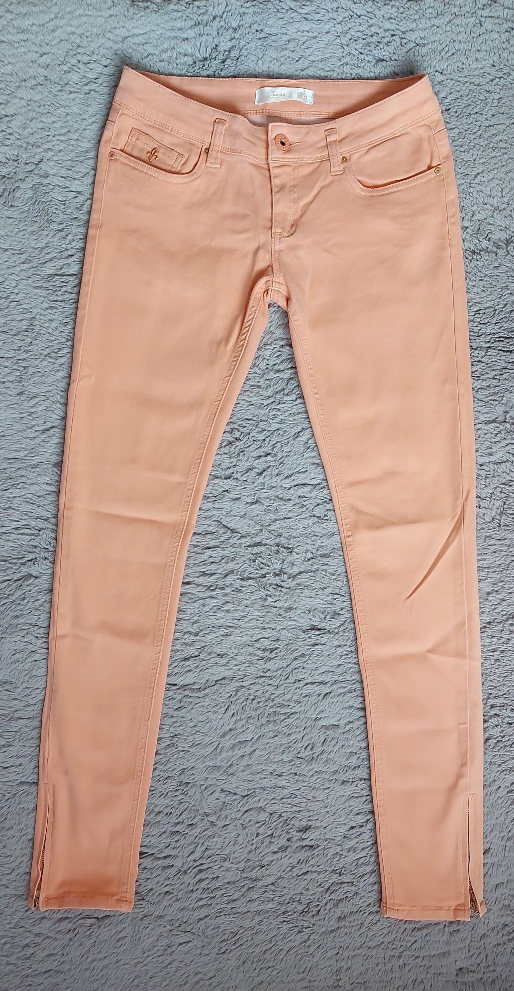 Łososiowe spodnie z miękkiego jeansu r 38