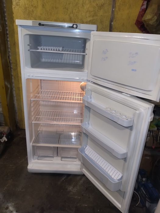 Продам двокамерний холодильник Indesit