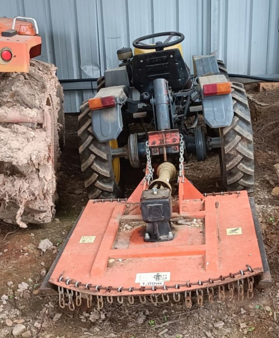 Trator com destroçador de mato