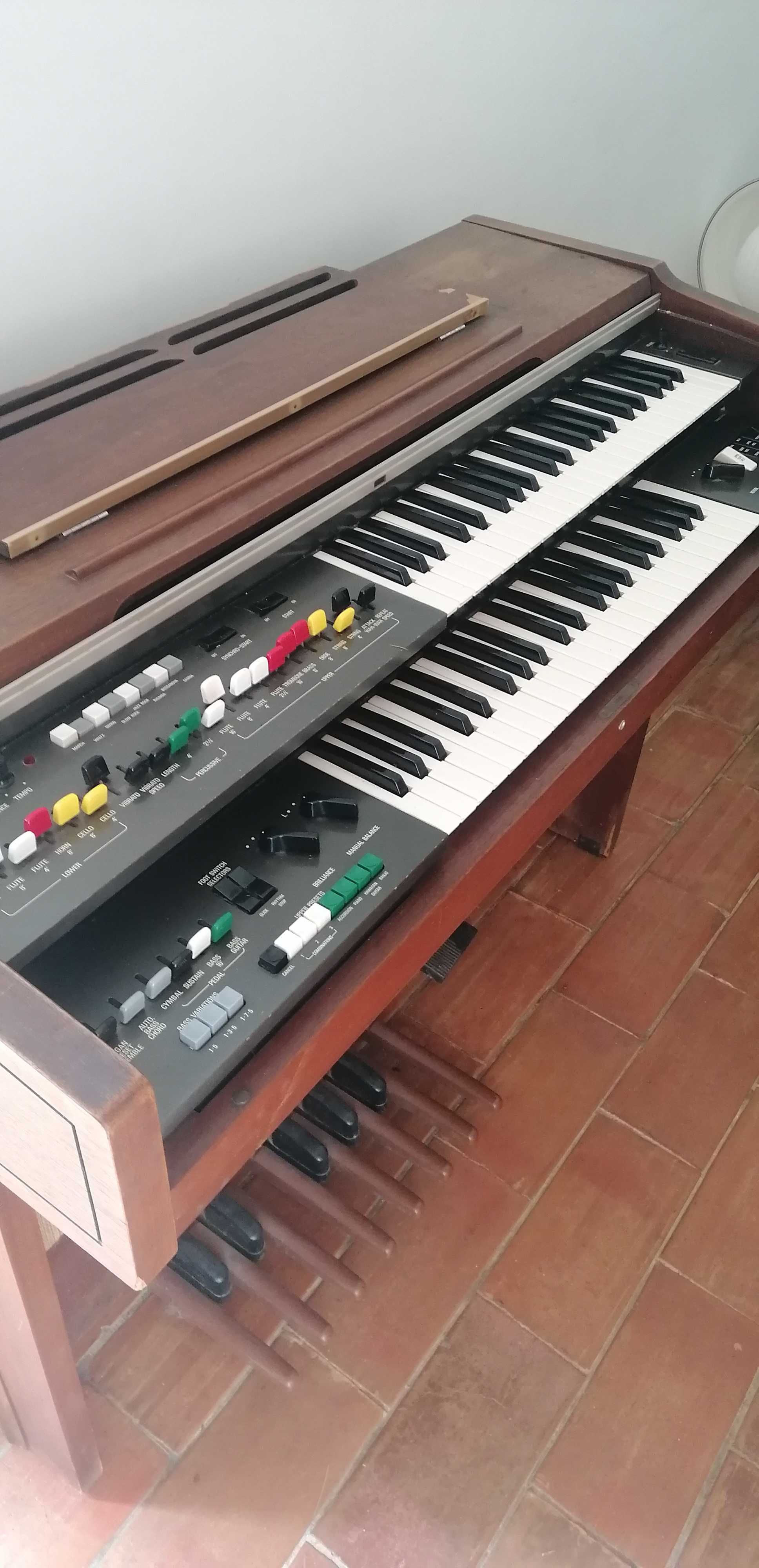 Órgão Yamaha Electone EK-20 com coluna Rotary Reverb