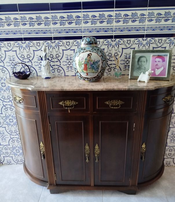 Sapateira em madeira com tampo em pedra mármore