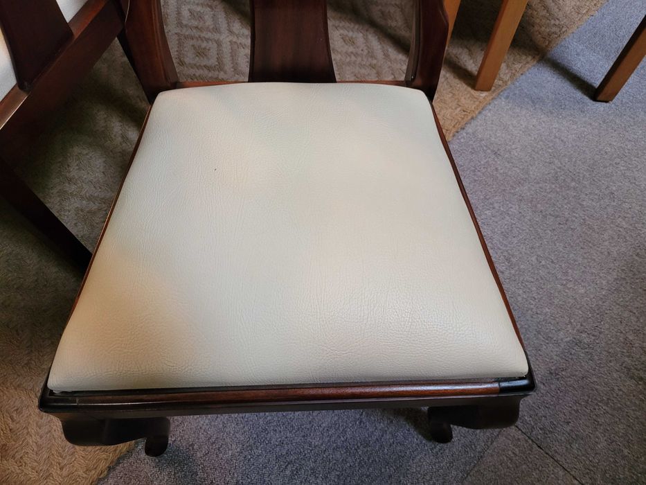 Cadeiras de sala - Valor unitário - Muito bom estado gera