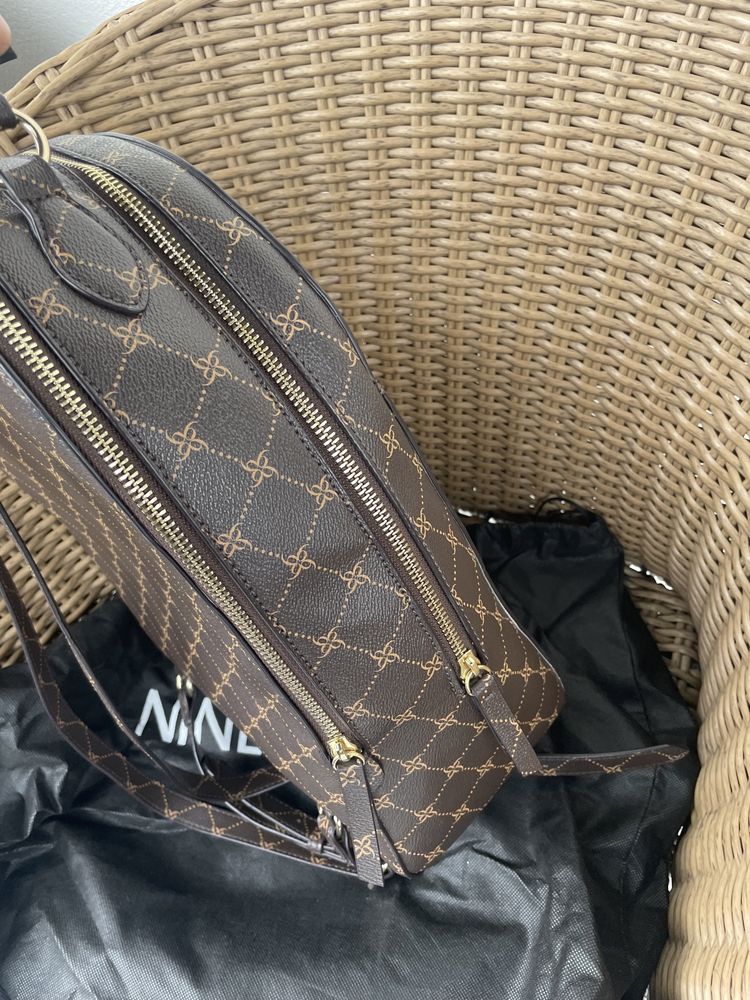 Nine West plecak monogram mieści A4 przegroda na laptopa