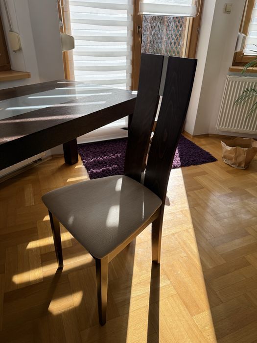 Drewniany stół ze szklem