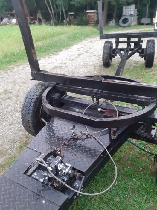 Wóz leśny do ciągnika z napędem,hamulcem najazdowym hydraulicznym.