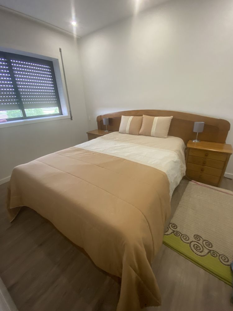 Cama e mesas de cabeceira
