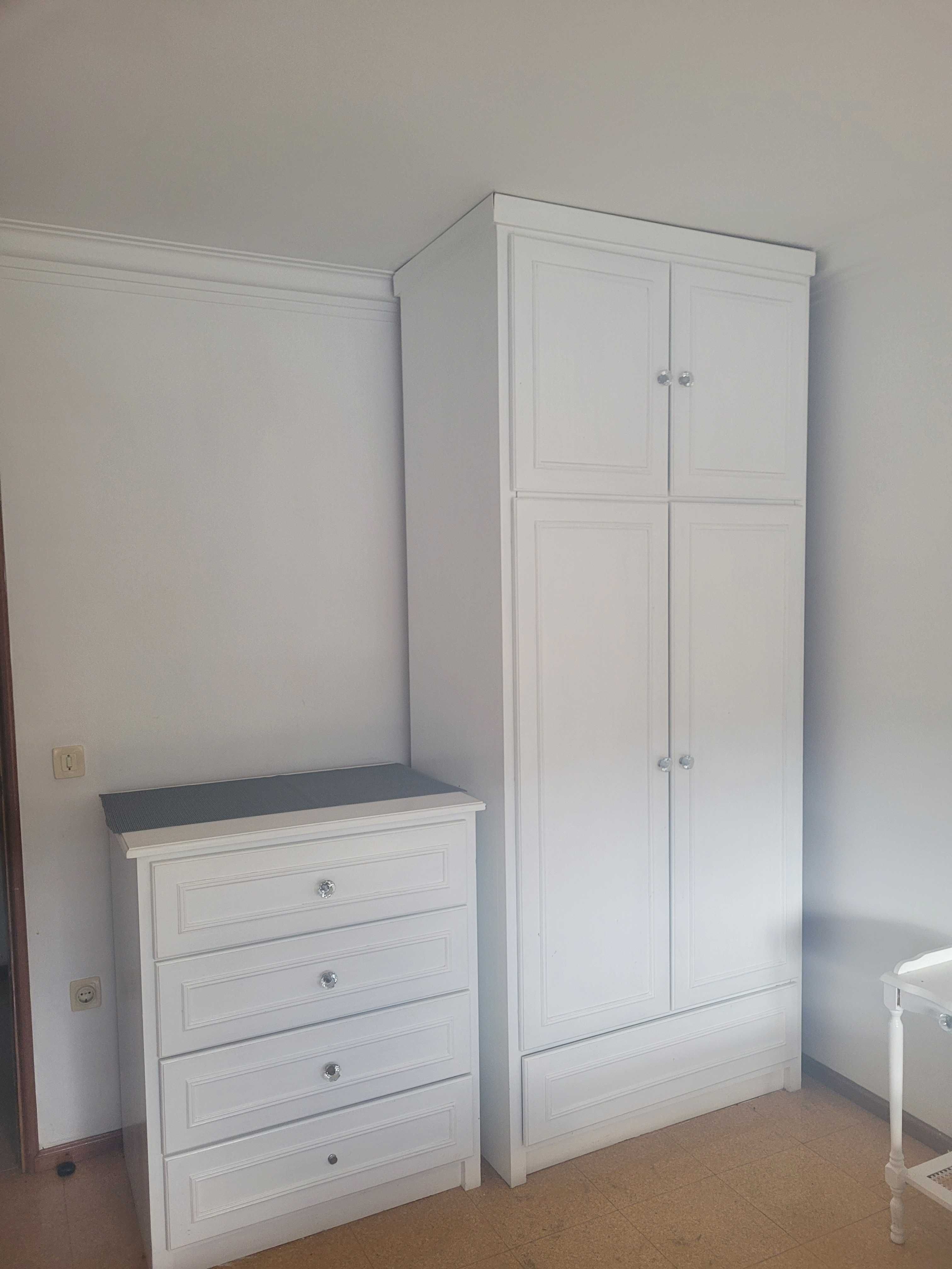 Mobilia de quarto e cama de casal