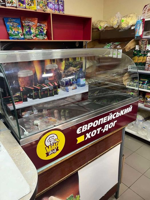 Торговое оборудование, предназначенное для продажи хот-догов.