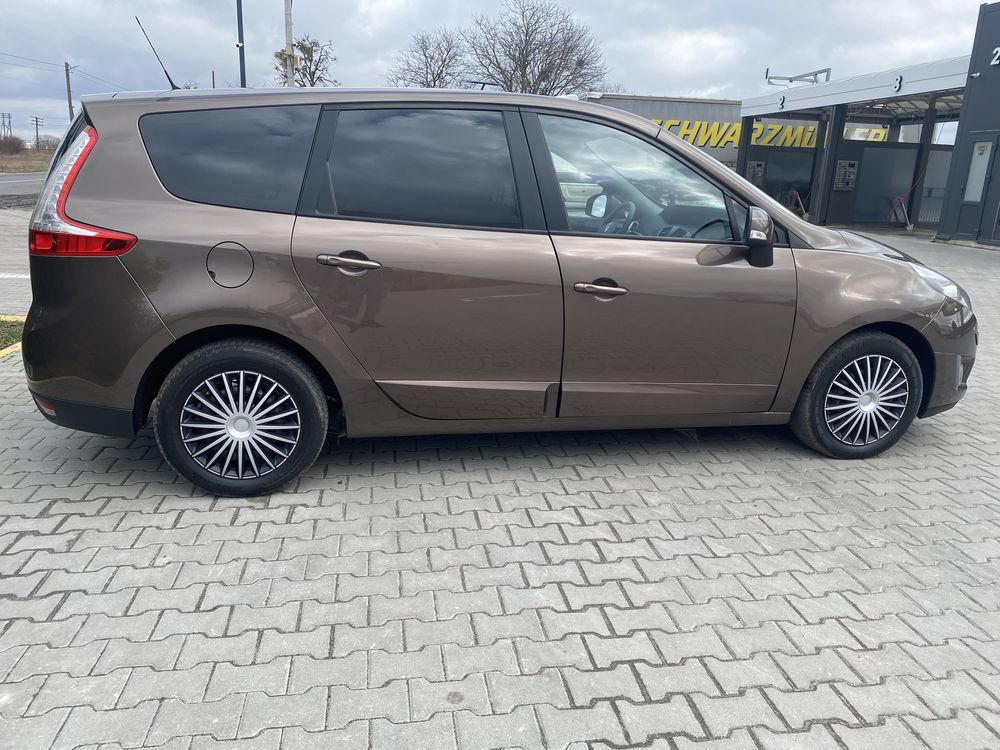 Продам Renault Grand Scenic 2011