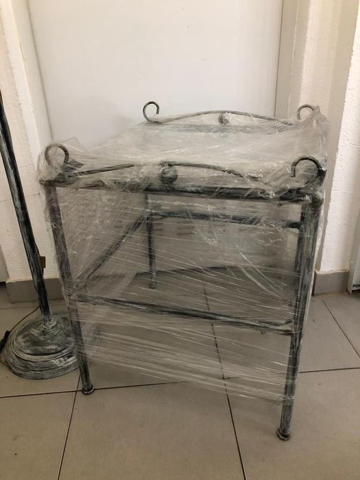 Mesa e candeeiro de pé em ferro