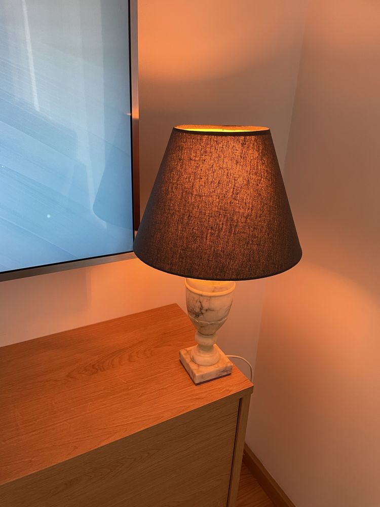 Lampa z kamienia stara bardzo ladnie wyglada