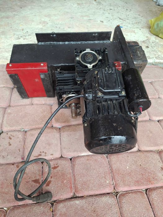 Sprzedam podajnik tłokowy do pieca na ekogroszek. Komplet.