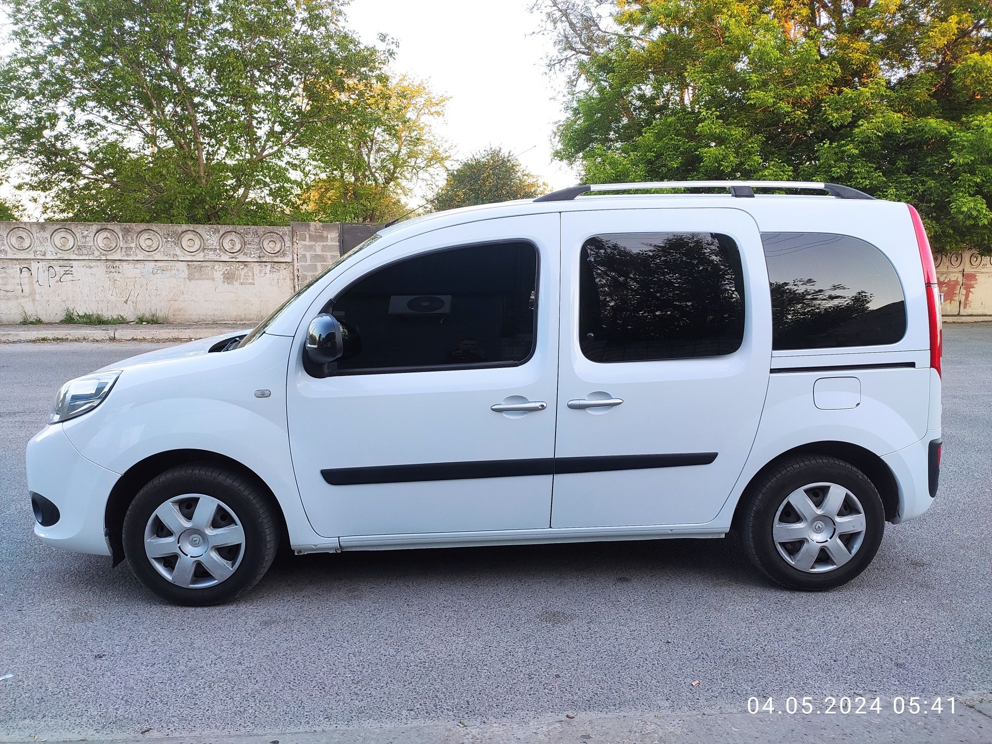 Продам Renault kangoo оригинальный пассажир