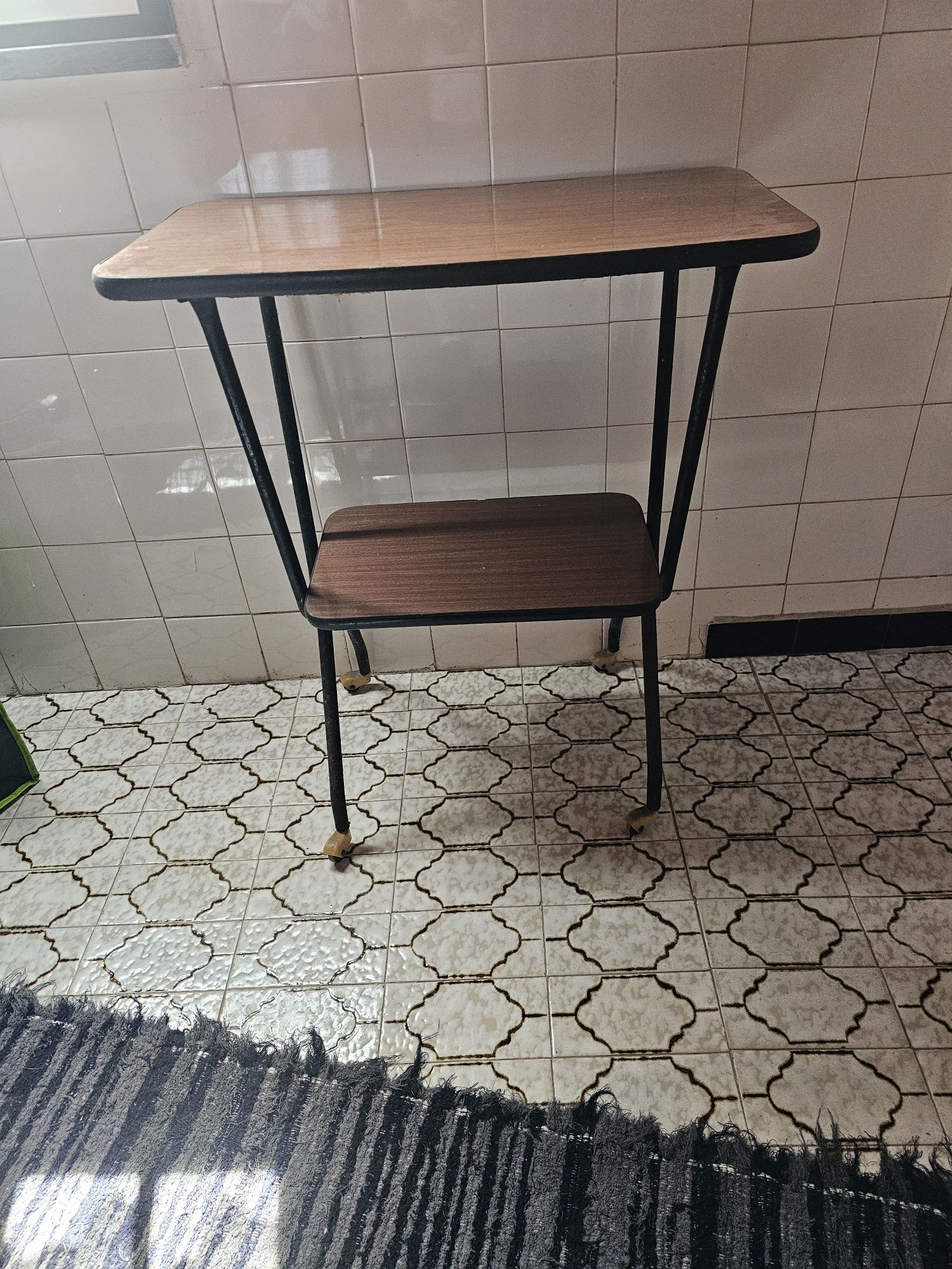Mesa de TV em bom estado