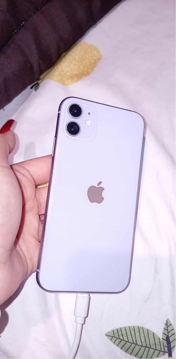 Iphone 11 na cor lilás sem face id, de resto esta impecavel