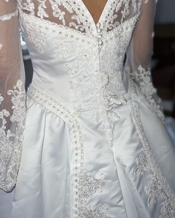 Suknia ślubna z trenem oraz diademem