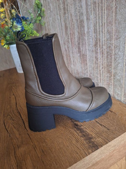 Продам шкіряні жіночі черевики (утепленні), колір хакі.