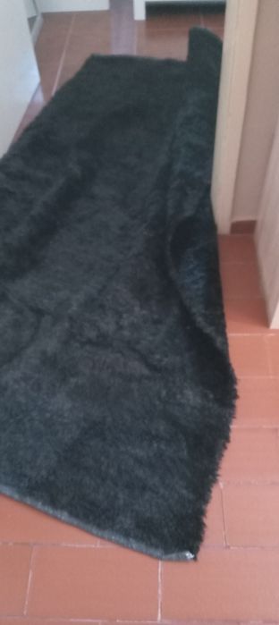 Carpete preta pelucia 50 euros com 2 metros para sala ou quarto
