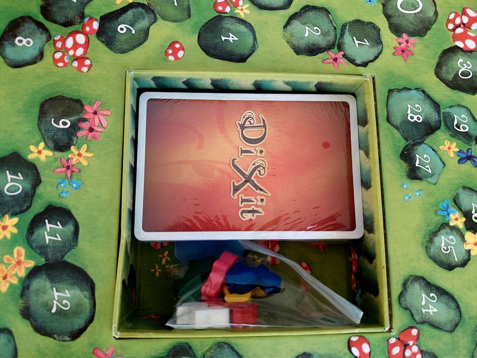 Діксіт з полем в коробці (Dixit, Диксит) настільна гра