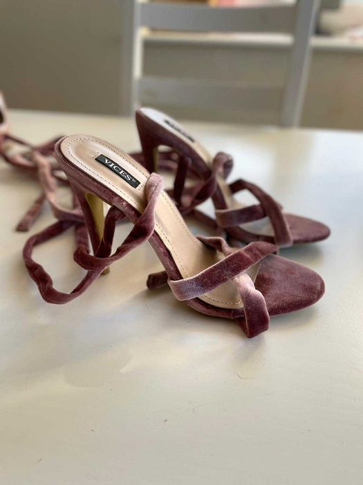 Welurowe szpilki wiązane brudny róż r. 38