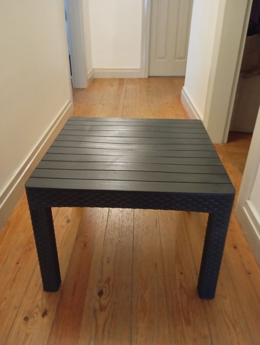 Vendo uma mesinha com uma cadeira