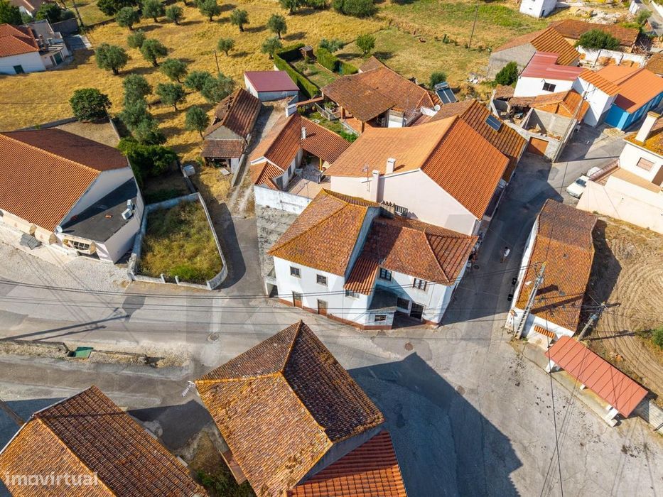 Duas Moradias com Potencial no Coração de Aldeia do Além, Alcanede