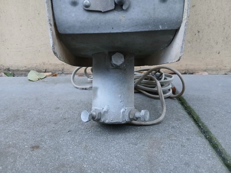 Lampa uliczna stara zabytkowa oprawa PRL sprawna