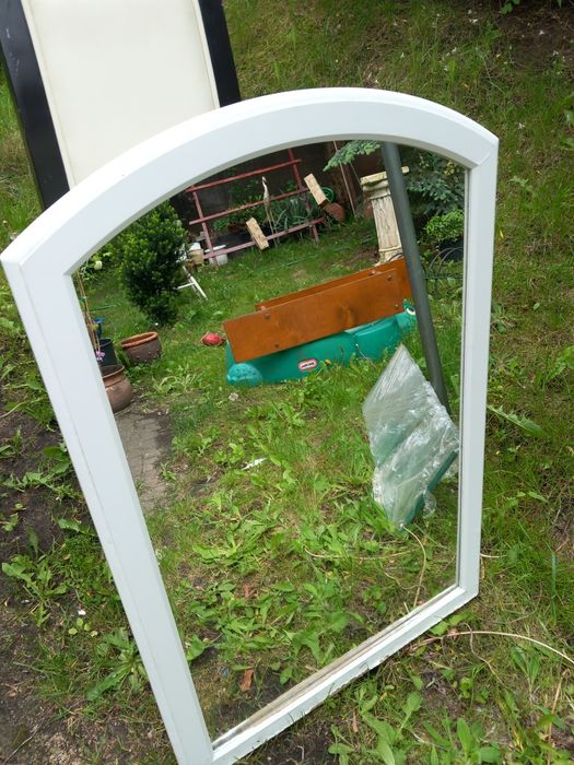 Lustro w drewnianej oprawie.