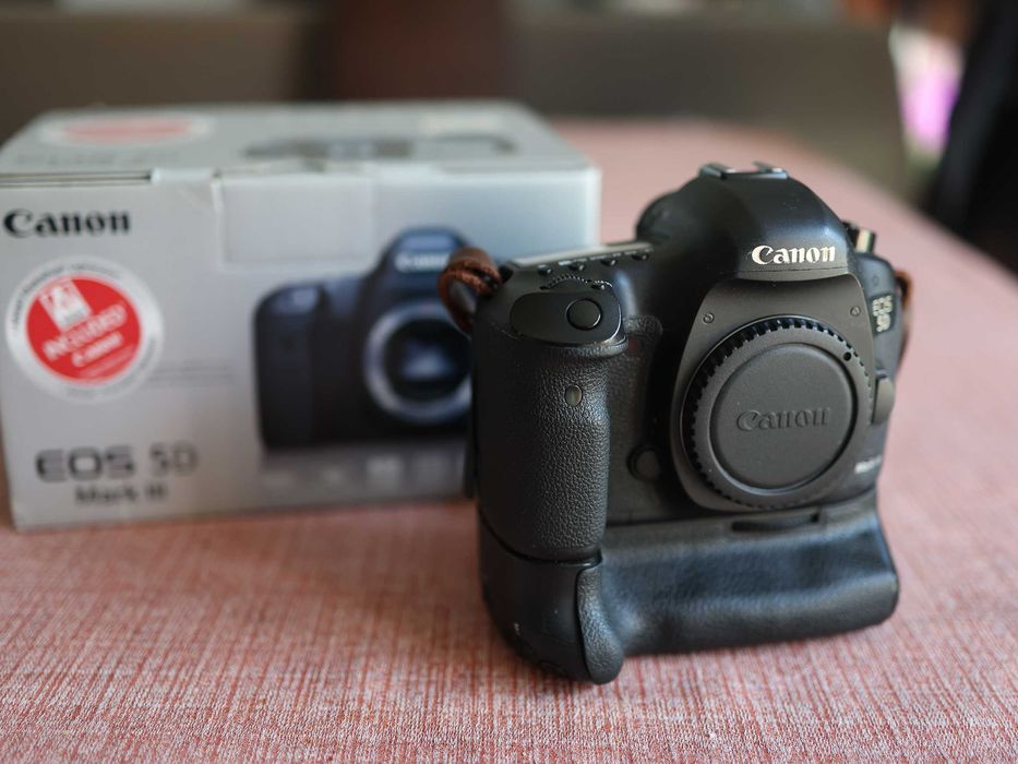 Canon eos 5d mark iii --- grip original e duas baterias originais