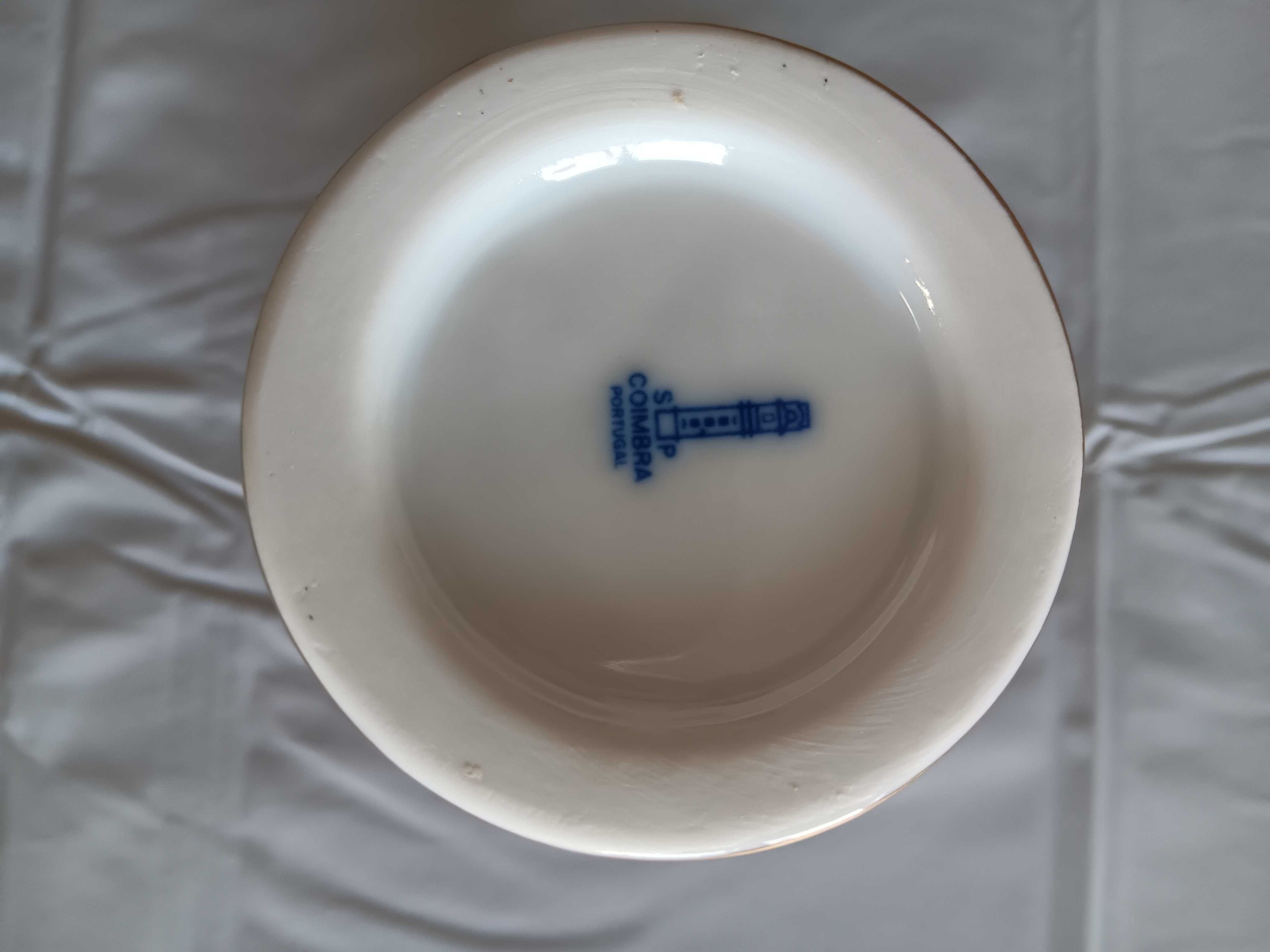 Jarra em porcelana SP Coimbra, com fio de ouro, azul e branca, anos 70