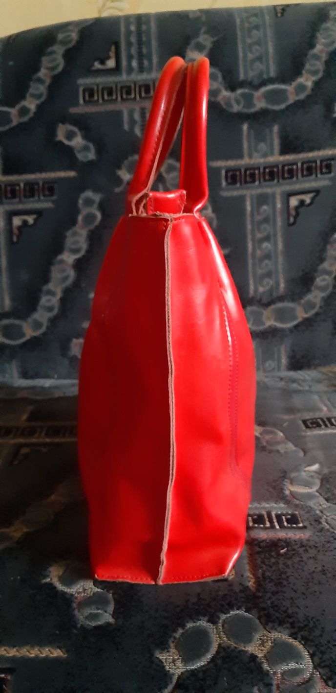 Кожаная красная сумка